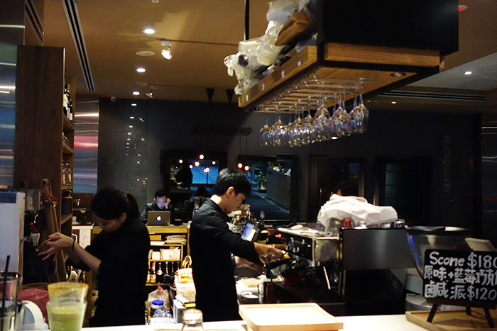 梅問題-食記-下午茶-《QAFE Room》藏身在信義區的精品飯店咖啡廳，越夜越有fu！