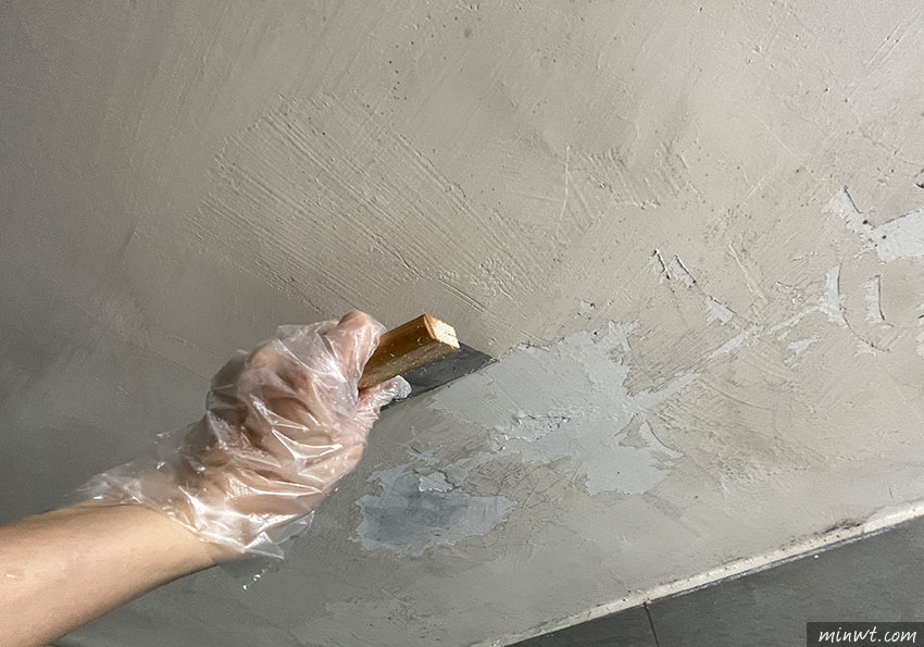 梅問題-室天花板發霉！快速、簡單的方法教你如何除霉並恢復浴室天花板的原本雪白色彩