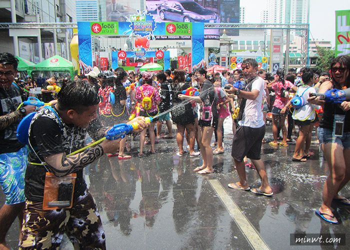 梅問題—《泰國曼谷自助》曼谷潑水節CentralWorld—時尚歡樂潑水泡沫趴