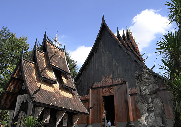 梅問題-《泰國清邁自助》掉落地獄黑暗的收藏品「黑廟-黑屋博物館」