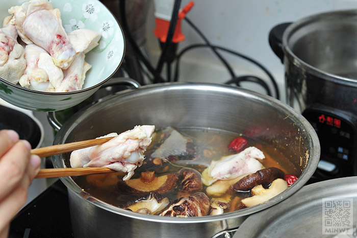 梅問題－《料理好好玩》藥燉香菇雞湯輕鬆煮！