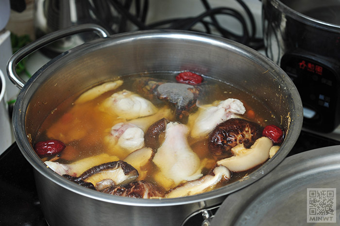 梅問題－《料理好好玩》藥燉香菇雞湯輕鬆煮！