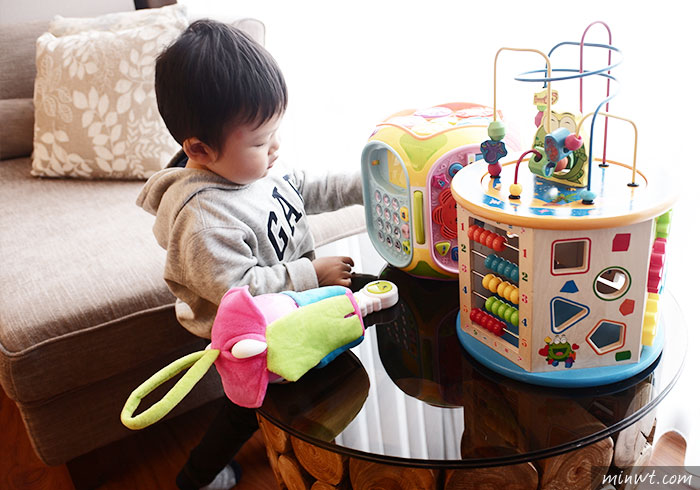 梅問題－宜蘭悅川彩繪親子房，內還有許多玩具與小車車