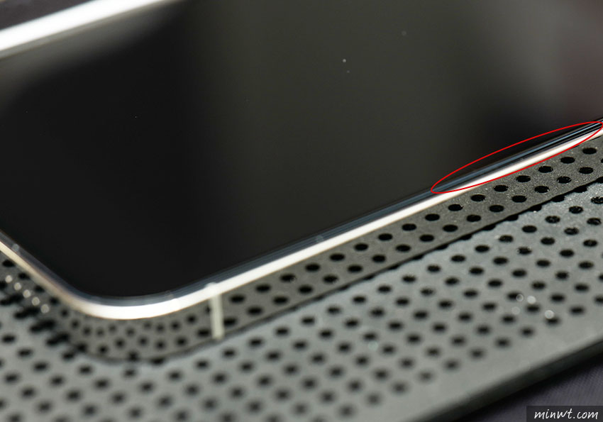 梅問題-[開箱] Zeelot 專為 iPhone13 而生的抗藍光螢幕保護貼，貼比不貼讓滑手機時眼睛更加舒服