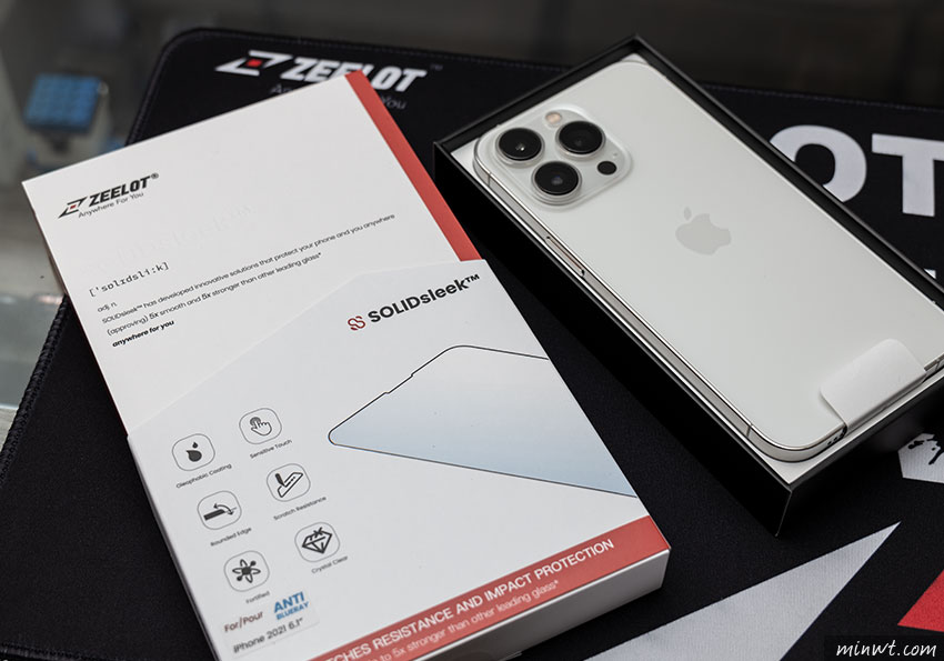 梅問題-[開箱] Zeelot 專為 iPhone13 而生的抗藍光螢幕保護貼，貼比不貼讓滑手機時眼睛更加舒服