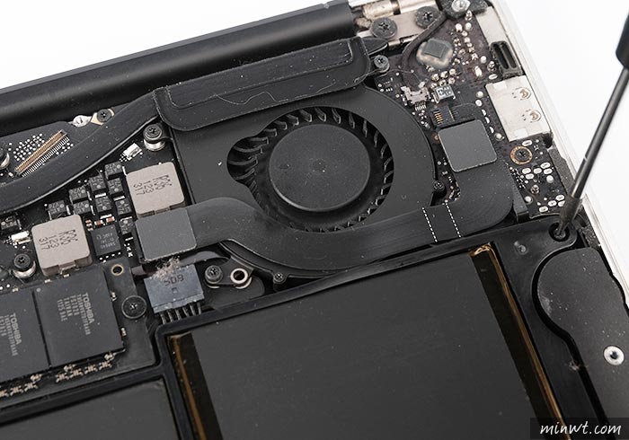 梅問題－Macbook Air 電池膨脹，自換電池一點也不難
