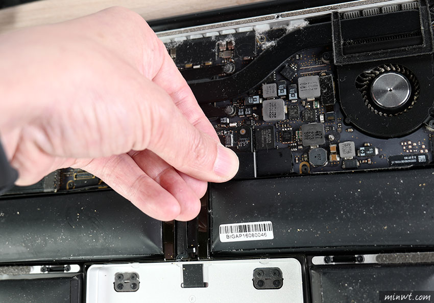 梅問題-如何拆除老舊MacBook Pro膨脹電池，讓它成為桌機使用