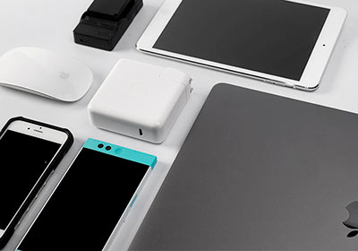 新版Macbook豆腐插，不但能充筆電還能充手機、平板、相機，所有配件一顆搞定